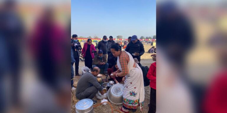 थारु माघी महोत्सवमा घोँगी र भक्का खानेहरूको भीड