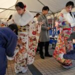 जापानमा  ‘कमिङ अफ एज डे’ उत्सव, २० वर्षे युवायुवती परम्परागत पोशाकमा